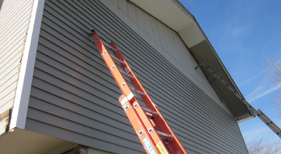 Safely cleaning vinyl siding