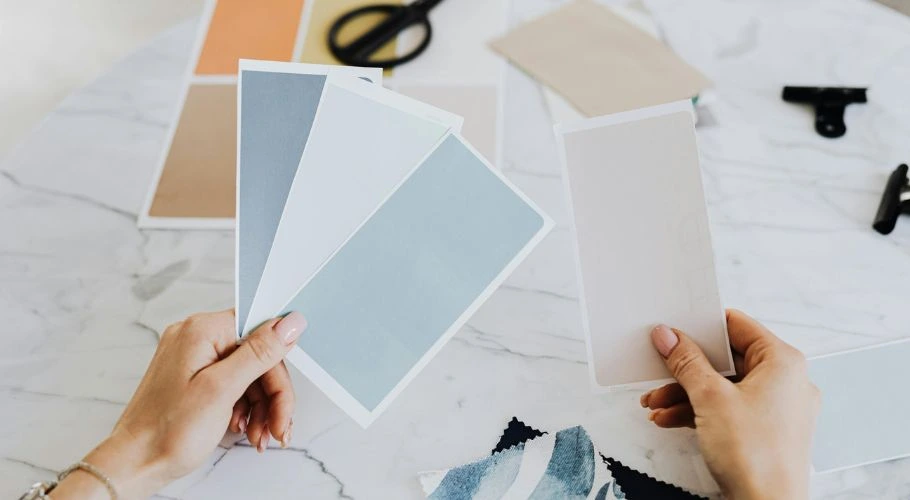 A person choosing between sample colors.