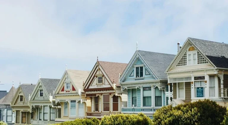 A row of houses in a neighborhood.