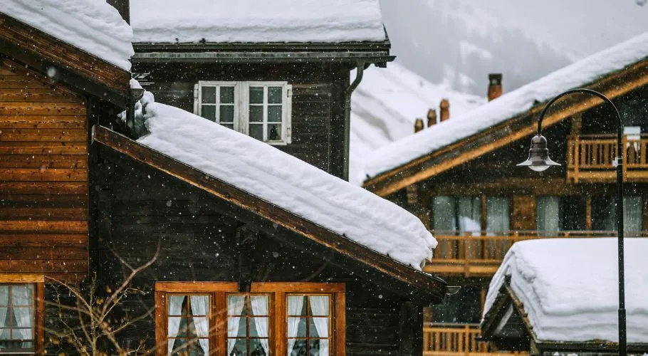 houses with snow accumulation on the roof