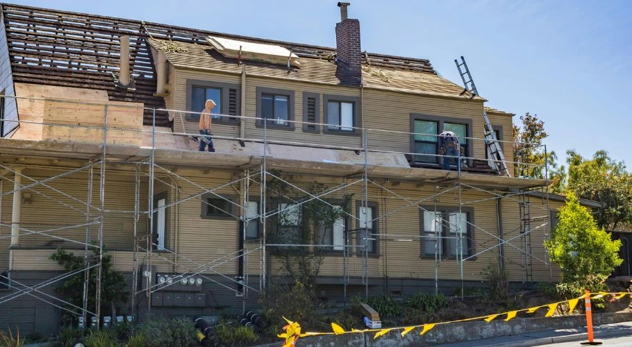 expert roofers installing a new roof