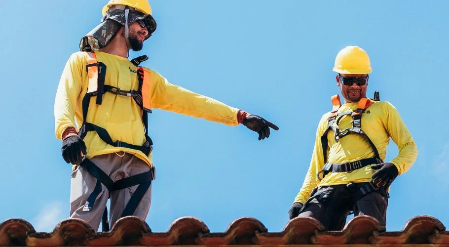 roofers working