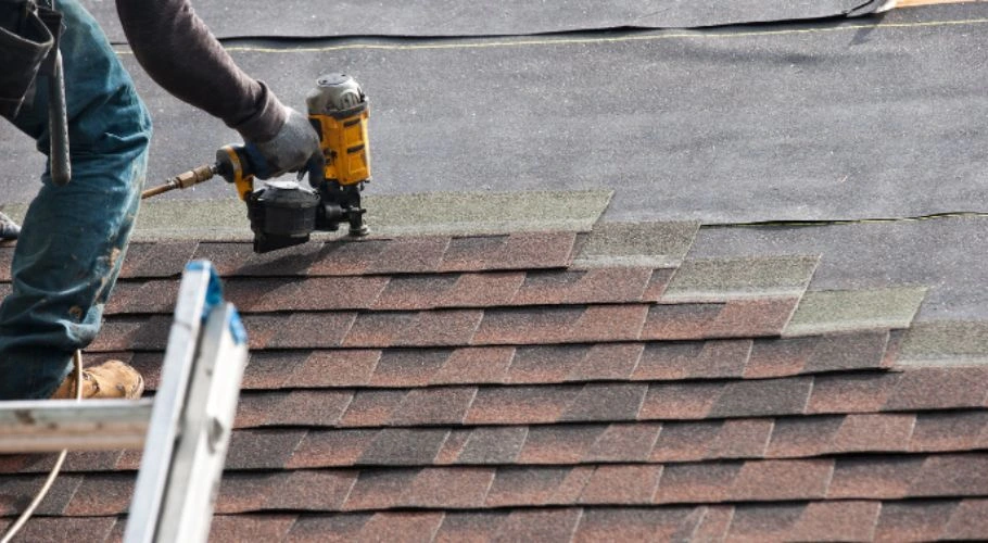 roofing contractor with proper licensing